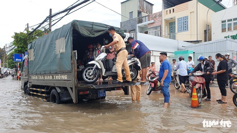 Cần Thơ ngập, học sinh được nghỉ đến hết ngày 13-10 - Ảnh 6. Cần Thơ ngập, học sinh được nghỉ đến hết ngày 13-10 - Ảnh 6.