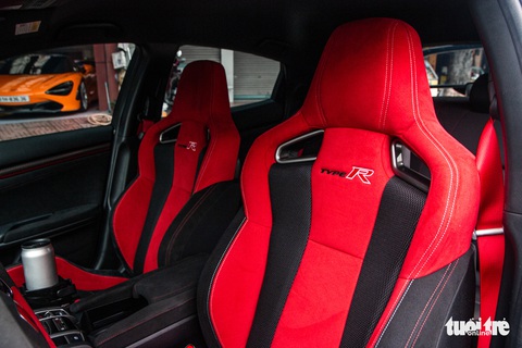 Honda Civic Type R độc nhất Việt Nam của ông Đặng Lê Nguyên Vũ, giá khoảng 4 tỉ đồng - Ảnh 12. Honda Civic Type R độc nhất Việt Nam của ông Đặng Lê Nguyên Vũ, giá khoảng 4 tỉ đồng - Ảnh 12.