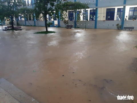 29 trường ở Đà Nẵng cho học sinh nghỉ học vì mưa gió - Ảnh 3. 29 trường ở Đà Nẵng cho học sinh nghỉ học vì mưa gió - Ảnh 3.