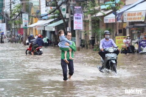 Cần Thơ ngập, học sinh được nghỉ đến hết ngày 13-10 - Ảnh 1. Cần Thơ ngập, học sinh được nghỉ đến hết ngày 13-10 - Ảnh 1.