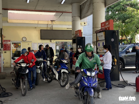 Hà Nội: Không hết xăng nhưng bán cầm chừng - Ảnh 1. Hà Nội: Không hết xăng nhưng bán cầm chừng - Ảnh 1.