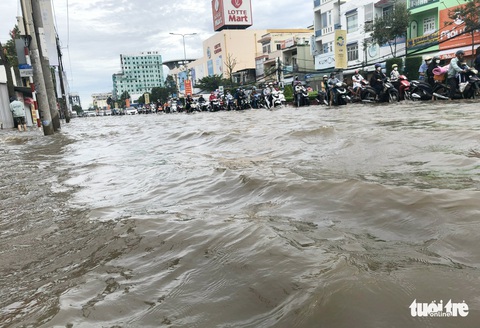 Cần Thơ ngập, học sinh được nghỉ đến hết ngày 13-10 - Ảnh 5. Cần Thơ ngập, học sinh được nghỉ đến hết ngày 13-10 - Ảnh 5.