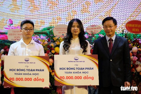 Tân sinh viên nhận học bổng 90 triệu đồng trong ngày khai giảng - Ảnh 1. Tân sinh viên nhận học bổng 90 triệu đồng trong ngày khai giảng - Ảnh 1.
