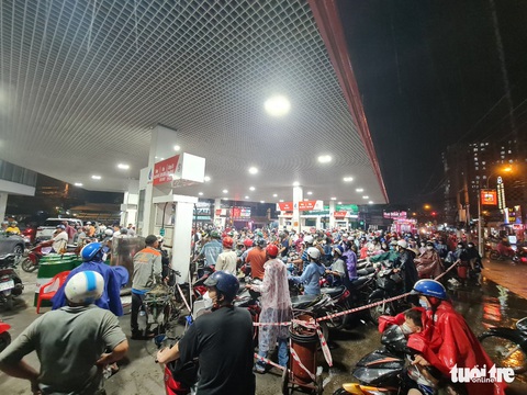 Dầm mưa cả tiếng, đi 5km, tới ba cây xăng mới đổ được xăng - Ảnh 1. Dầm mưa cả tiếng, đi 5km, tới ba cây xăng mới đổ được xăng - Ảnh 1.
