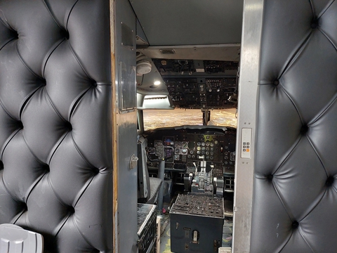 Máy bay Boeing 737 biến thành nhà hàng: Chỉ còn buồng lái, vẫn mang lại ‘trải nghiệm độc đáo’ - Ảnh 14. Máy bay Boeing 737 biến thành nhà hàng: Chỉ còn buồng lái, vẫn mang lại ‘trải nghiệm độc đáo’ - Ảnh 14.