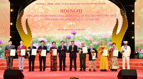 Trung tướng Nguyễn Quốc Thước nhận danh hiệu Công dân thủ đô ưu tú 2022 ở tuổi 96 - Ảnh 1. Trung tướng Nguyễn Quốc Thước nhận danh hiệu Công dân thủ đô ưu tú 2022 ở tuổi 96 - Ảnh 1.