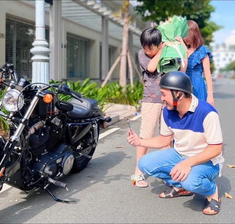 Tiến Luật được Thu Trang tặng xe mô tô khủng sau 6 năm mong đợi ngậm ngùi - Ảnh 5. Tiến Luật được Thu Trang tặng xe mô tô khủng sau 6 năm mong đợi ngậm ngùi - Ảnh 5.