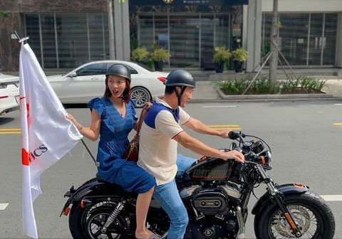 Tiến Luật được Thu Trang tặng xe mô tô khủng sau 6 năm mong đợi ngậm ngùi - Ảnh 3. Tiến Luật được Thu Trang tặng xe mô tô khủng sau 6 năm mong đợi ngậm ngùi - Ảnh 3.
