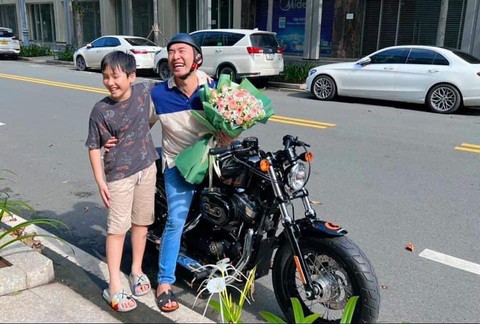 Tiến Luật được Thu Trang tặng xe mô tô khủng sau 6 năm mong đợi ngậm ngùi - Ảnh 1. Tiến Luật được Thu Trang tặng xe mô tô khủng sau 6 năm mong đợi ngậm ngùi - Ảnh 1.