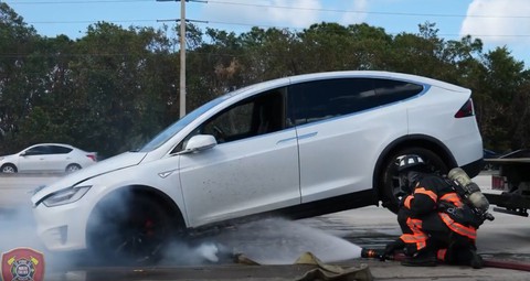 Xe điện cháy vì… bão - Ảnh 1. Xe điện cháy vì… bão - Ảnh 1.