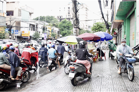 TP.HCM mưa sáng đầu tuần, đi bộ đến trường còn nhanh hơn đi xe buýt - Ảnh 4. TP.HCM mưa sáng đầu tuần, đi bộ đến trường còn nhanh hơn đi xe buýt - Ảnh 4.