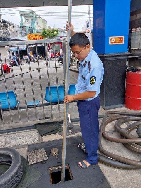 Có tới 121 cửa hàng xăng dầu tại TP.HCM đang khát xăng - Ảnh 1. Có tới 121 cửa hàng xăng dầu tại TP.HCM đang khát xăng - Ảnh 1.