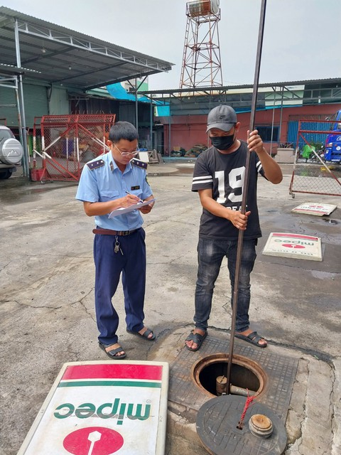 Quản lý thị trường TP.HCM ra quân đo bồn nhiều cây xăng, ngăn chặn găm hàng - Ảnh 1. Quản lý thị trường TP.HCM ra quân đo bồn nhiều cây xăng, ngăn chặn găm hàng - Ảnh 1.