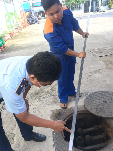 Quản lý thị trường TP.HCM ra quân đo bồn nhiều cây xăng, ngăn chặn găm hàng - Ảnh 2. Quản lý thị trường TP.HCM ra quân đo bồn nhiều cây xăng, ngăn chặn găm hàng - Ảnh 2.