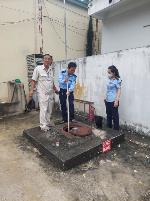 Quản lý thị trường TP.HCM ra quân đo bồn nhiều cây xăng, ngăn chặn găm hàng - Ảnh 3. Quản lý thị trường TP.HCM ra quân đo bồn nhiều cây xăng, ngăn chặn găm hàng - Ảnh 3.
