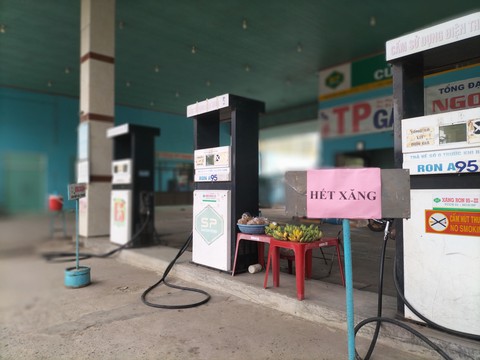 Ninh Thuận nhiều cửa hàng treo biển hết xăng hoặc chỉ mua được 30.000 đồng - Ảnh 2. Ninh Thuận nhiều cửa hàng treo biển hết xăng hoặc chỉ mua được 30.000 đồng - Ảnh 2.
