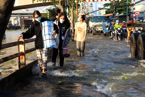 Người dân TP.HCM sáng dầm mưa đi làm, chiều vật vã về nhà vì triều cường - Ảnh 3. Người dân TP.HCM sáng dầm mưa đi làm, chiều vật vã về nhà vì triều cường - Ảnh 3.