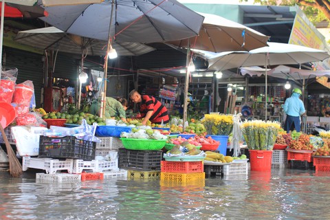 Người dân TP.HCM sáng dầm mưa đi làm, chiều vật vã về nhà vì triều cường - Ảnh 7. Người dân TP.HCM sáng dầm mưa đi làm, chiều vật vã về nhà vì triều cường - Ảnh 7.