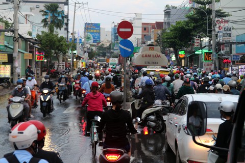 Người dân TP.HCM sáng dầm mưa đi làm, chiều vật vã về nhà vì triều cường - Ảnh 8. Người dân TP.HCM sáng dầm mưa đi làm, chiều vật vã về nhà vì triều cường - Ảnh 8.