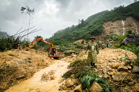 Đã tiếp cận hiện trường sạt lở thủy điện Kà Tinh tìm kiếm công nhân mất tích - Ảnh 3. Đã tiếp cận hiện trường sạt lở thủy điện Kà Tinh tìm kiếm công nhân mất tích - Ảnh 3.