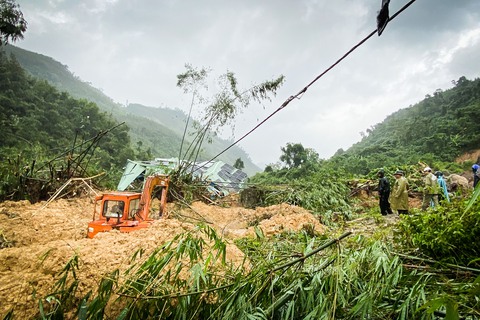Đã tiếp cận hiện trường sạt lở thủy điện Kà Tinh tìm kiếm công nhân mất tích - Ảnh 1. Đã tiếp cận hiện trường sạt lở thủy điện Kà Tinh tìm kiếm công nhân mất tích - Ảnh 1.