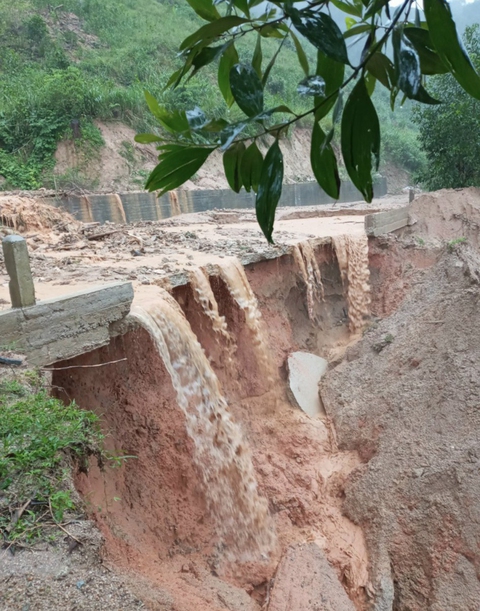 Bình Định: Nhiều hộ dân phải di dời vì mưa lớn, sạt lở đất - Ảnh 2. Bình Định: Nhiều hộ dân phải di dời vì mưa lớn, sạt lở đất - Ảnh 2.