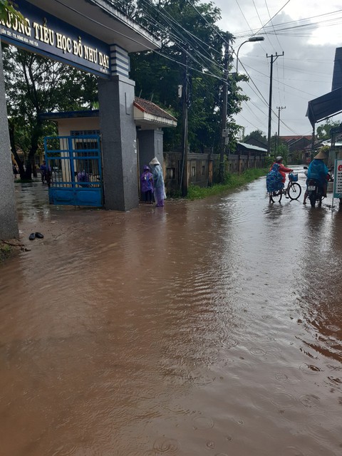 Một số trường ở Phú Yên nghỉ dạy học vì mưa lớn - Ảnh 1. Một số trường ở Phú Yên nghỉ dạy học vì mưa lớn - Ảnh 1.