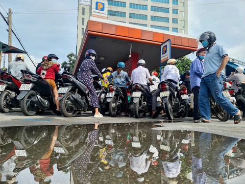 Người dân TP.HCM bước sang ngày thứ ba liên tiếp vất vả mua xăng - Ảnh 10. Người dân TP.HCM bước sang ngày thứ ba liên tiếp vất vả mua xăng - Ảnh 10.