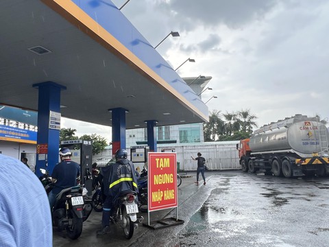 Xăng tăng giá, nhiều cây xăng được tiếp hàng, bán trở lại - Ảnh 1. Xăng tăng giá, nhiều cây xăng được tiếp hàng, bán trở lại - Ảnh 1.