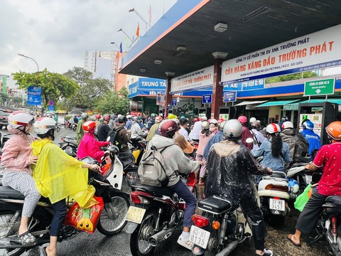 Xăng tăng giá, nhiều cây xăng được tiếp hàng, bán trở lại - Ảnh 4. Xăng tăng giá, nhiều cây xăng được tiếp hàng, bán trở lại - Ảnh 4.