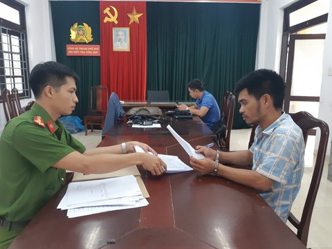 Phê cỏ Mỹ, nam thanh niên dùng búa đập vỡ hàng loạt kính xe ô tô và cửa nhà dân - Ảnh 2. Phê cỏ Mỹ, nam thanh niên dùng búa đập vỡ hàng loạt kính xe ô tô và cửa nhà dân - Ảnh 2.