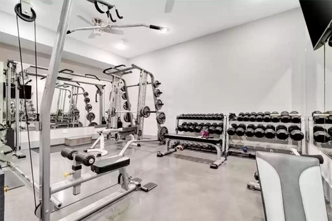Biệt thự dành cho tín đồ ô tô: Có cả đường đua gần 2km, giá 6,7 triệu USD - Ảnh 6. Biệt thự dành cho tín đồ ô tô: Có cả đường đua gần 2km, giá 6,7 triệu USD - Ảnh 6.