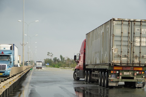 Nước lũ ngập quốc lộ đoạn qua Quảng Nam - Ảnh 3. Nước lũ ngập quốc lộ đoạn qua Quảng Nam - Ảnh 3.
