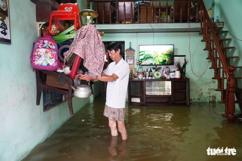 Nước sông dâng cao, dân Quảng Nam lại vất vả chạy lũ - Ảnh 2. Nước sông dâng cao, dân Quảng Nam lại vất vả chạy lũ - Ảnh 2.