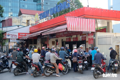 Người dân Hà Nội cũng mệt mỏi xếp hàng chờ đổ xăng - Ảnh 5. Người dân Hà Nội cũng mệt mỏi xếp hàng chờ đổ xăng - Ảnh 5.