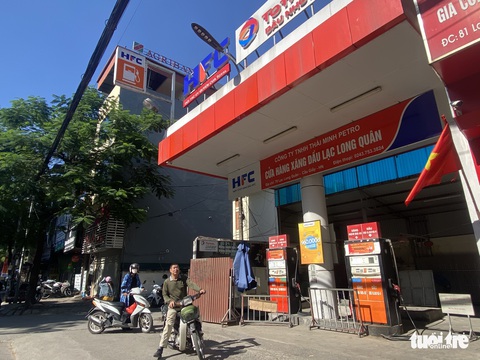 Người dân Hà Nội cũng mệt mỏi xếp hàng chờ đổ xăng - Ảnh 4. Người dân Hà Nội cũng mệt mỏi xếp hàng chờ đổ xăng - Ảnh 4.