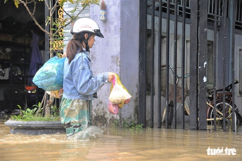 Nước sông dâng cao, dân Quảng Nam lại vất vả chạy lũ - Ảnh 10. Nước sông dâng cao, dân Quảng Nam lại vất vả chạy lũ - Ảnh 10.