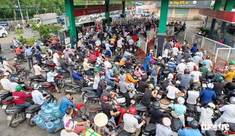 Sở Giao thông vận tải TP.HCM hỗ trợ xe chở xăng dầu đi vào nội đô giờ cao điểm - Ảnh 1. Sở Giao thông vận tải TP.HCM hỗ trợ xe chở xăng dầu đi vào nội đô giờ cao điểm - Ảnh 1.