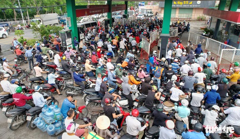 Người dân TP.HCM bước sang ngày thứ ba liên tiếp vất vả mua xăng - Ảnh 1. Người dân TP.HCM bước sang ngày thứ ba liên tiếp vất vả mua xăng - Ảnh 1.