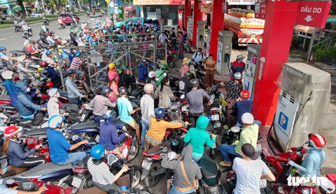 Người dân TP.HCM bước sang ngày thứ ba liên tiếp vất vả mua xăng - Ảnh 6. Người dân TP.HCM bước sang ngày thứ ba liên tiếp vất vả mua xăng - Ảnh 6.
