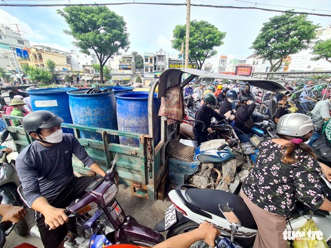 Người dân TP.HCM bước sang ngày thứ ba liên tiếp vất vả mua xăng - Ảnh 5. Người dân TP.HCM bước sang ngày thứ ba liên tiếp vất vả mua xăng - Ảnh 5.