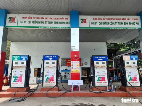 Người dân TP.HCM bước sang ngày thứ ba liên tiếp vất vả mua xăng - Ảnh 8. Người dân TP.HCM bước sang ngày thứ ba liên tiếp vất vả mua xăng - Ảnh 8.