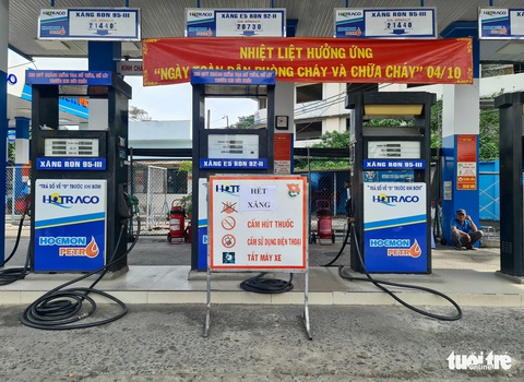 Người dân TP.HCM bước sang ngày thứ ba liên tiếp vất vả mua xăng - Ảnh 9. Người dân TP.HCM bước sang ngày thứ ba liên tiếp vất vả mua xăng - Ảnh 9.