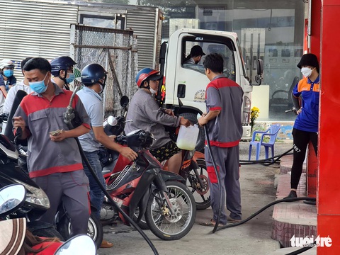 Người dân TP.HCM bước sang ngày thứ ba liên tiếp vất vả mua xăng - Ảnh 7. Người dân TP.HCM bước sang ngày thứ ba liên tiếp vất vả mua xăng - Ảnh 7.
