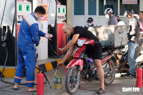 Chính phủ chỉ đạo xem xét đề xuất hoàn trả chi phí, lợi nhuận cho bán lẻ xăng dầu - Ảnh 1. Chính phủ chỉ đạo xem xét đề xuất hoàn trả chi phí, lợi nhuận cho bán lẻ xăng dầu - Ảnh 1.
