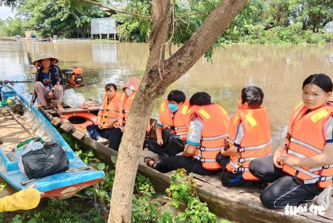 An Giang: Đưa rước học sinh vùng lũ đến trường - Ảnh 3. An Giang: Đưa rước học sinh vùng lũ đến trường - Ảnh 3.