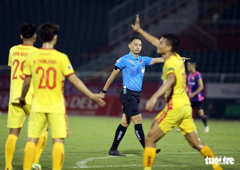 Trọng tài FIFA Ngô Duy Lân bị treo còi ở vòng 19 V-League 2022 - Ảnh 2. Trọng tài FIFA Ngô Duy Lân bị treo còi ở vòng 19 V-League 2022 - Ảnh 2.