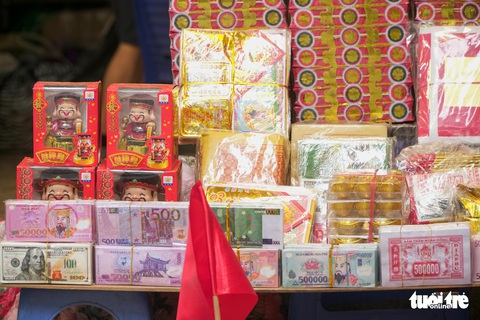 Tiền âm phủ, tiền đồ chơi phải nhỏ hơn 50% hoặc lớn hơn 200% tiền thật - Ảnh 1. Tiền âm phủ, tiền đồ chơi phải nhỏ hơn 50% hoặc lớn hơn 200% tiền thật - Ảnh 1.