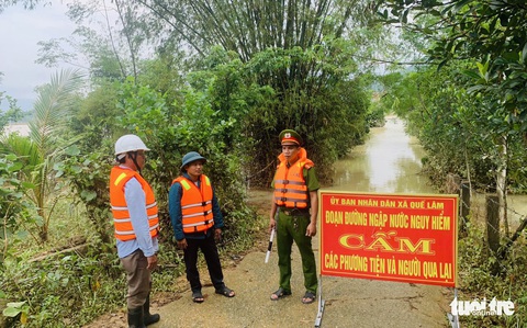 Nước sông dâng cao, dân Quảng Nam lại vất vả chạy lũ - Ảnh 13. Nước sông dâng cao, dân Quảng Nam lại vất vả chạy lũ - Ảnh 13.