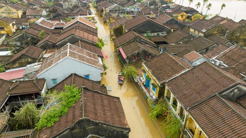 Phố cổ Hội An ngập trong nước lũ - Ảnh 4. Phố cổ Hội An ngập trong nước lũ - Ảnh 4.